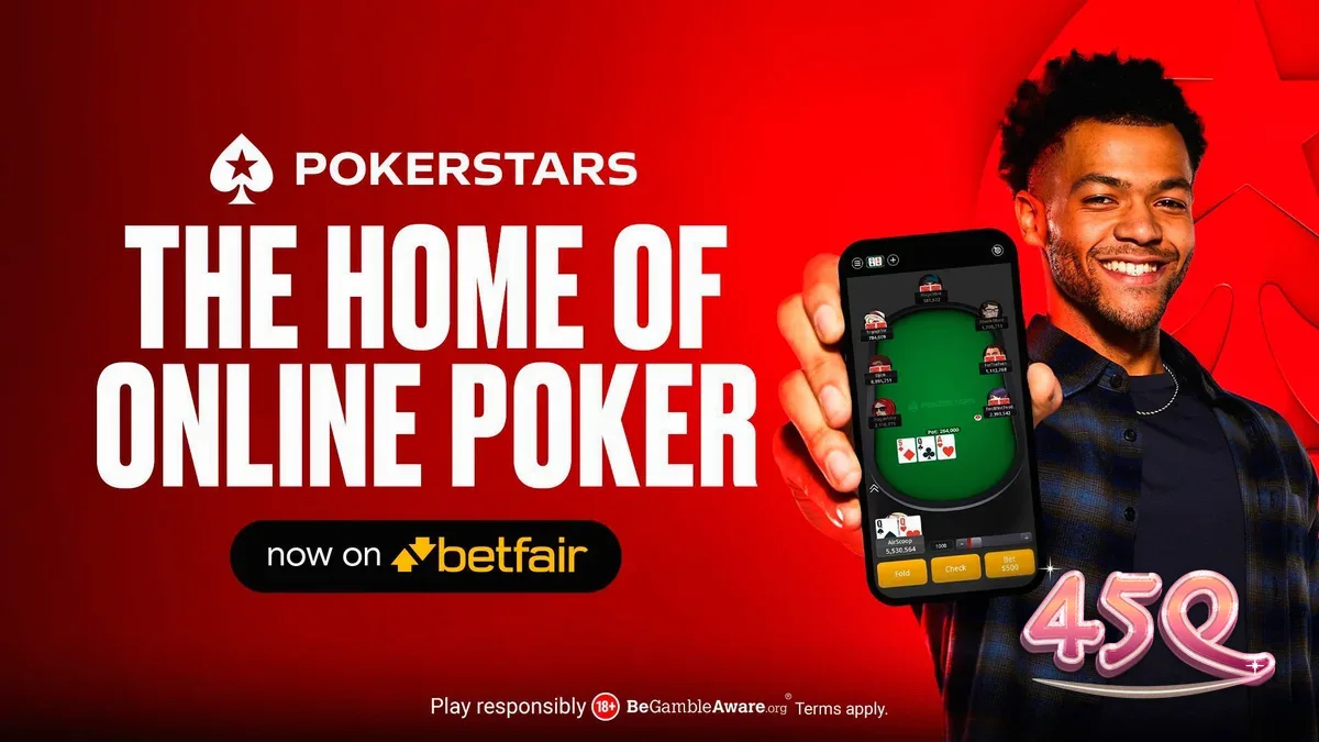 Interface de poker online com cartas e fichas em destaque